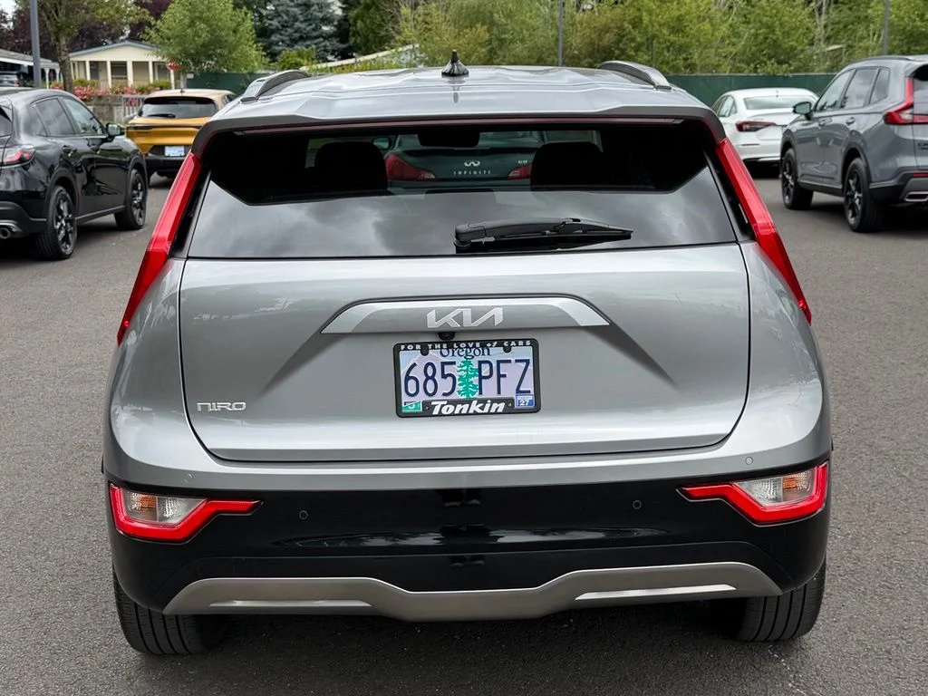 Used 2023 Steel Gray Kia Wind image 6