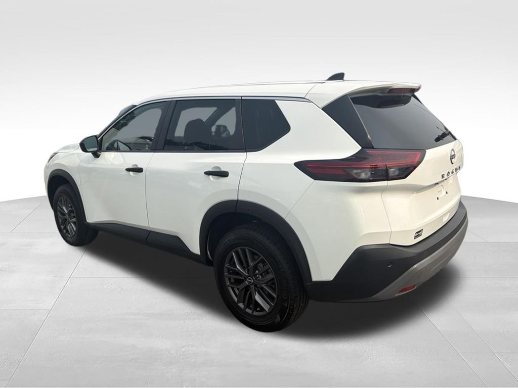Used 2022 White Nissan S image 3