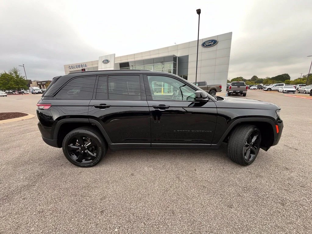 Used 2025 Black Jeep Altitude X image 8