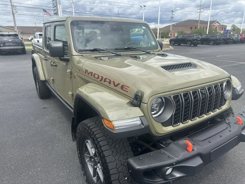 Used 2025 Green Jeep Mojave image 1