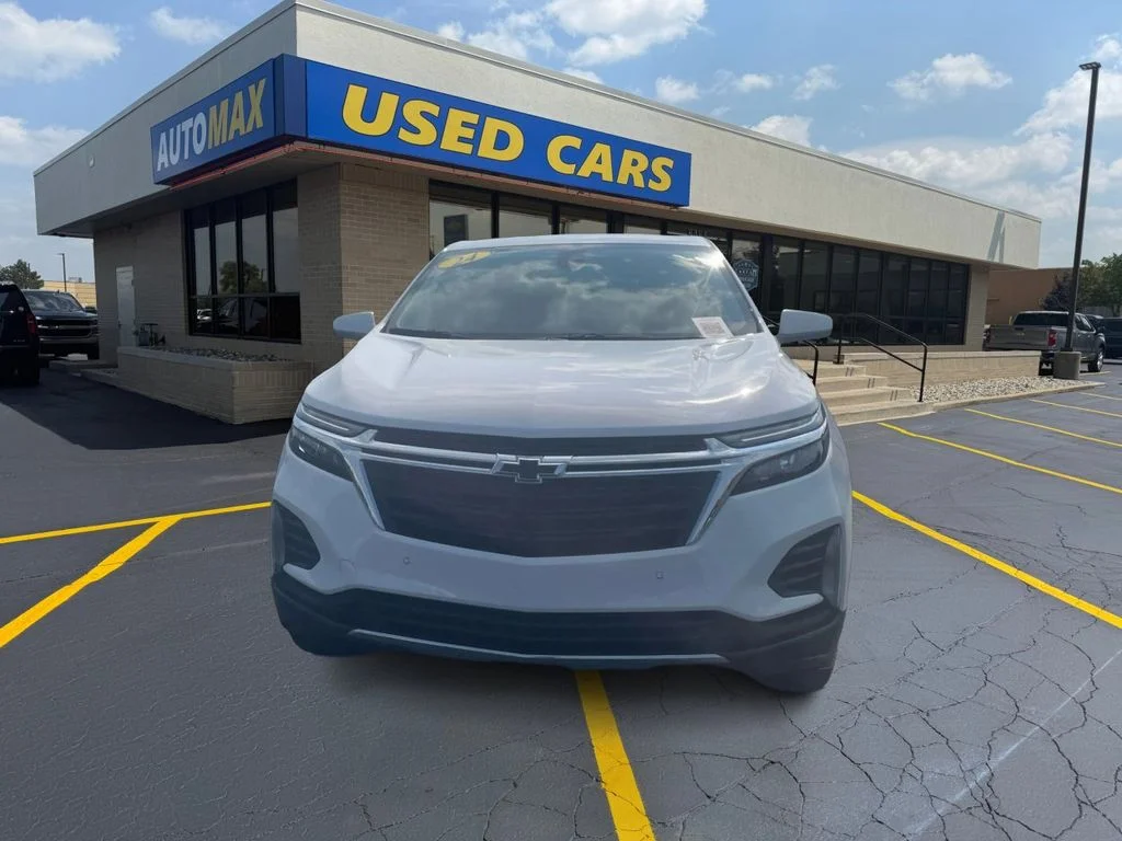 Used 2024 Summit White Chevrolet LT image 3