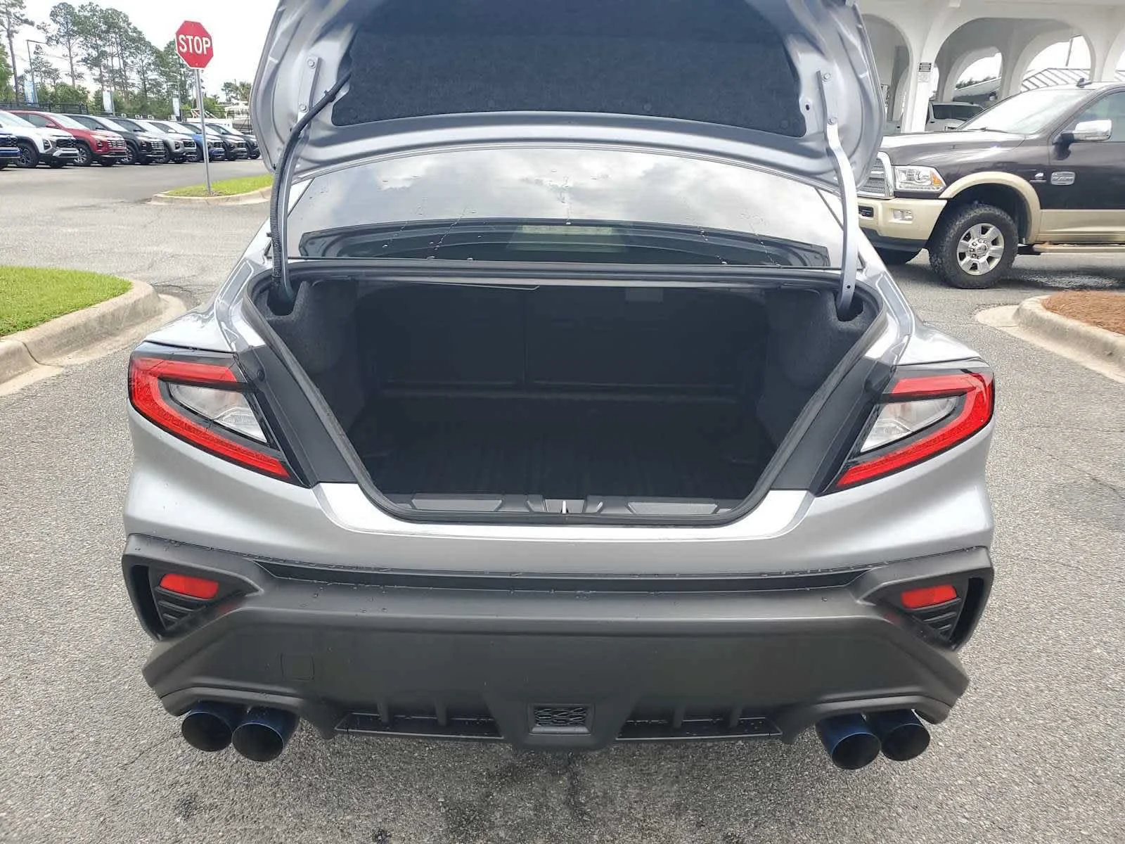 Used 2023  Subaru  image 5