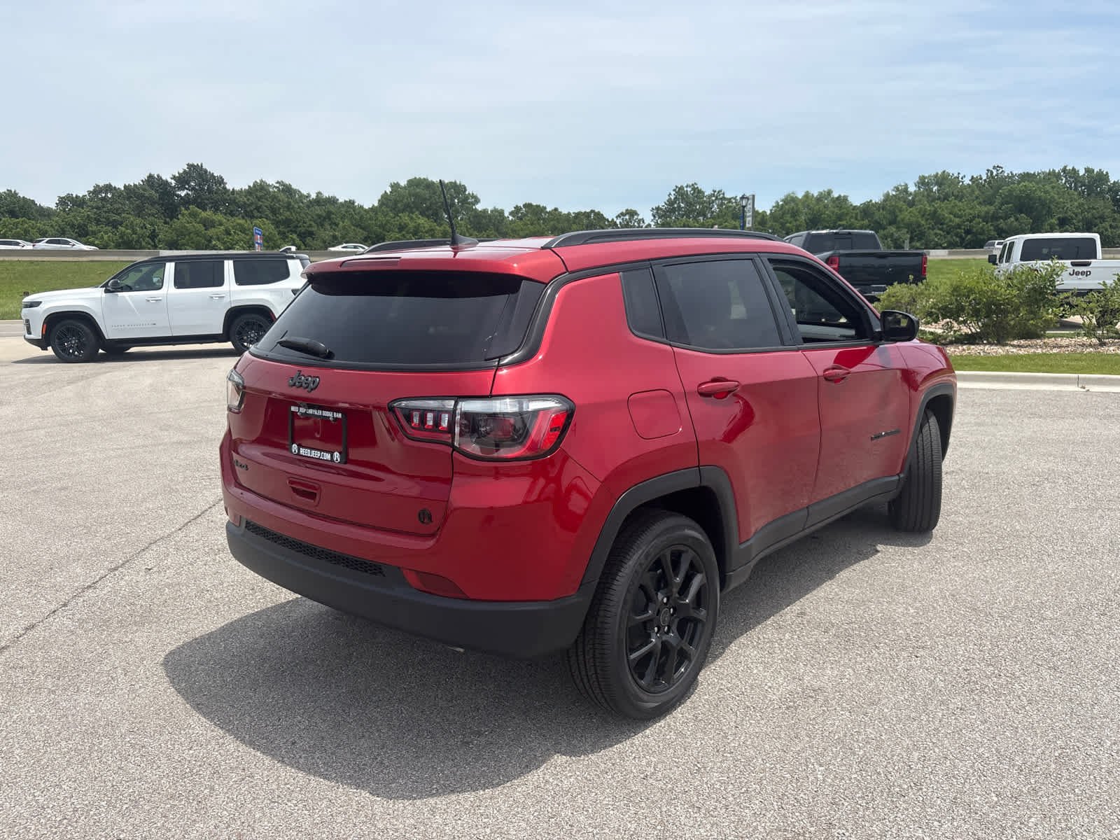 New 2026 Red Hot Pearl-Coat Exterior Paint Jeep Latitude image 9