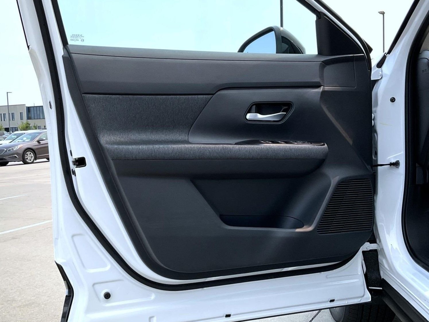 New 2026 Aspen White TriCoat / Super Black Two-tone Nissan SV image 9