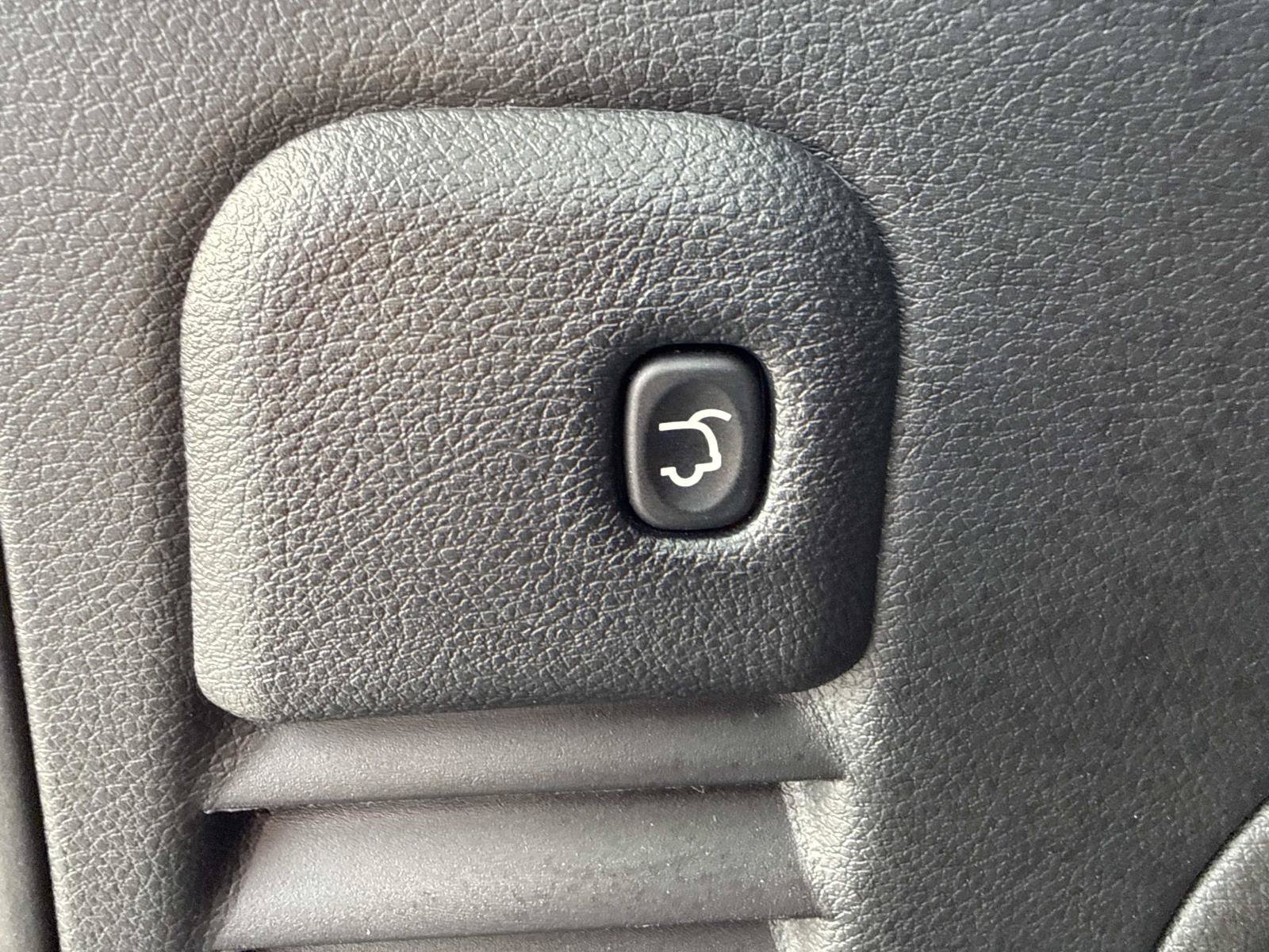 Used 2021 Bright White Clea Jeep Laredo E image 31