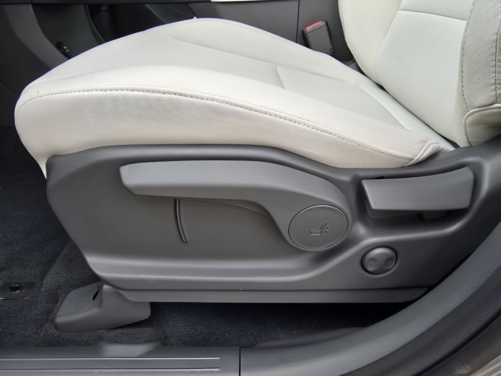 New 2026 Shimmering Silver Hyundai SE image 16