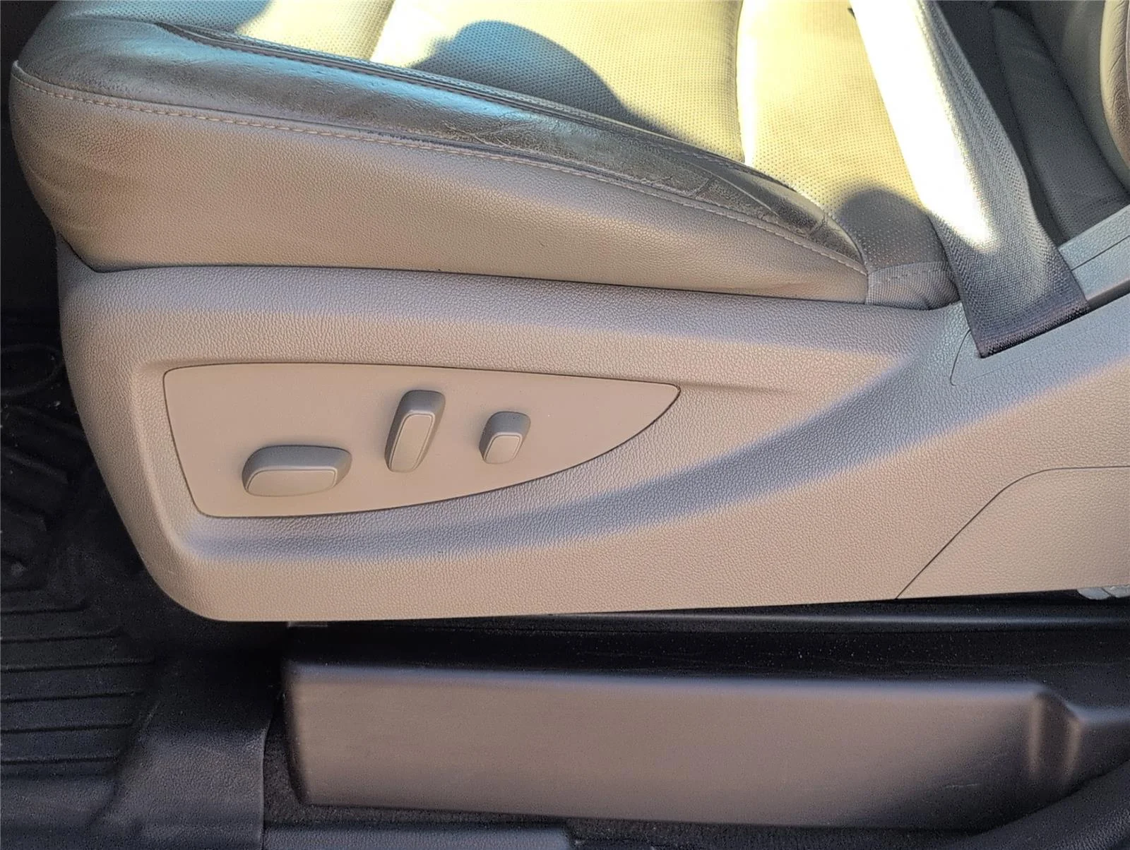 Used 2019 SUMMIT WHITE Chevrolet LTZ image 18