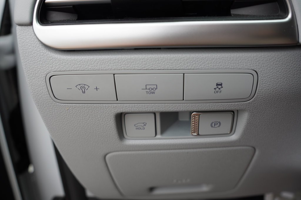 Used 2025 White Hyundai SEL Premium image 28