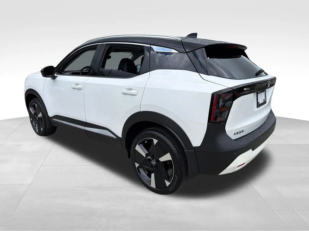 New 2026 Aspen White TriCoat / Super Black Two-tone Nissan SR image 5