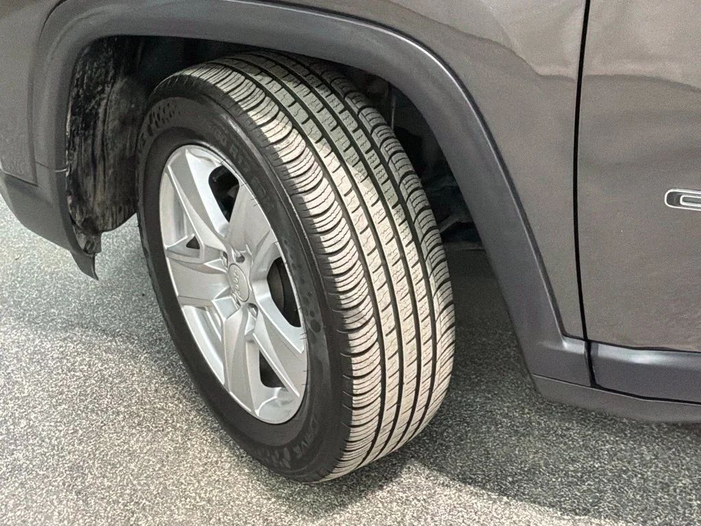 Used 2022 Crystal Metallic Jeep Latitude image 32