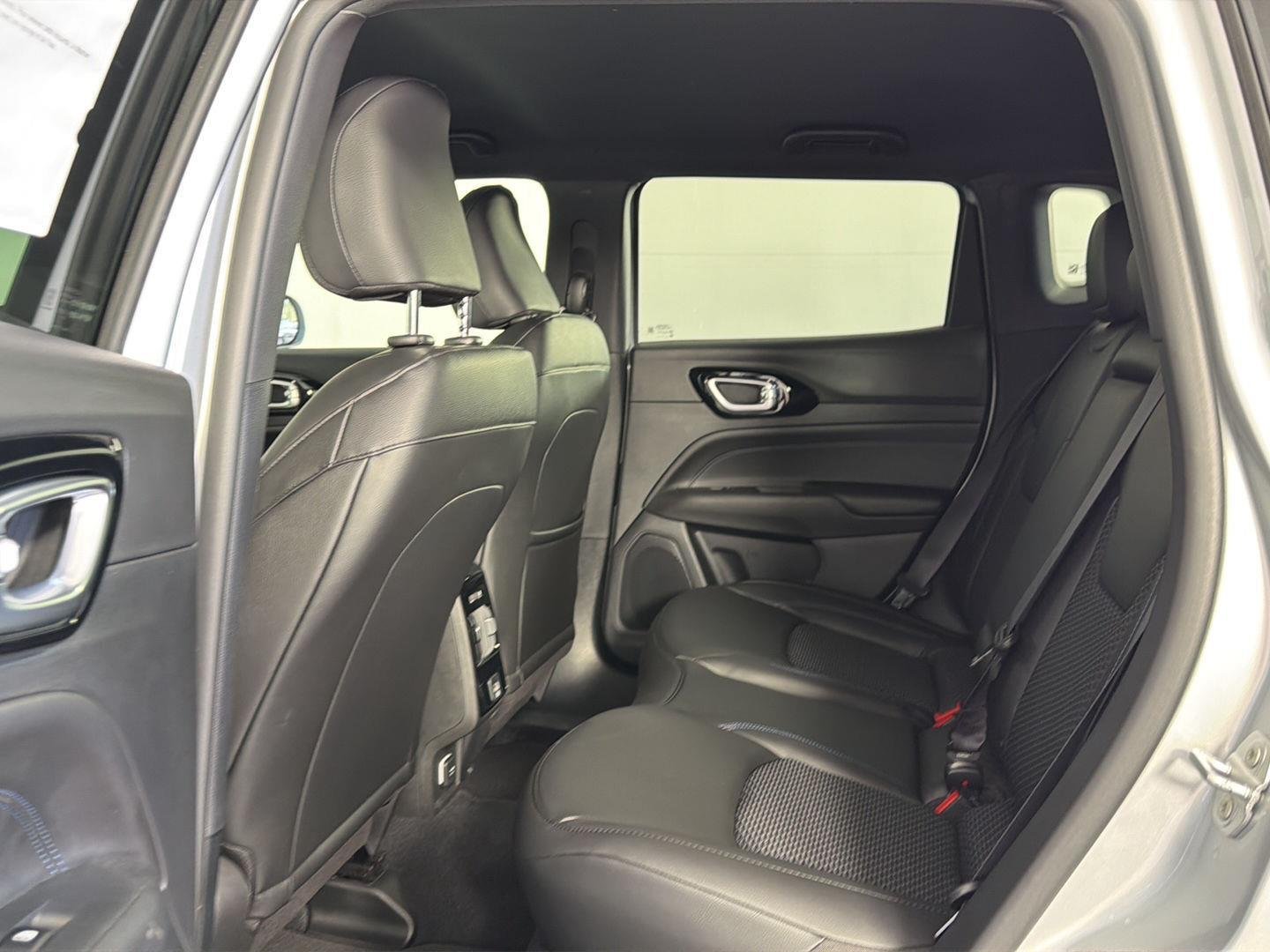 New 2026 Silver Zynith Metallic Clear-Coat Exterior Paint Jeep Latitude Altitude image 9