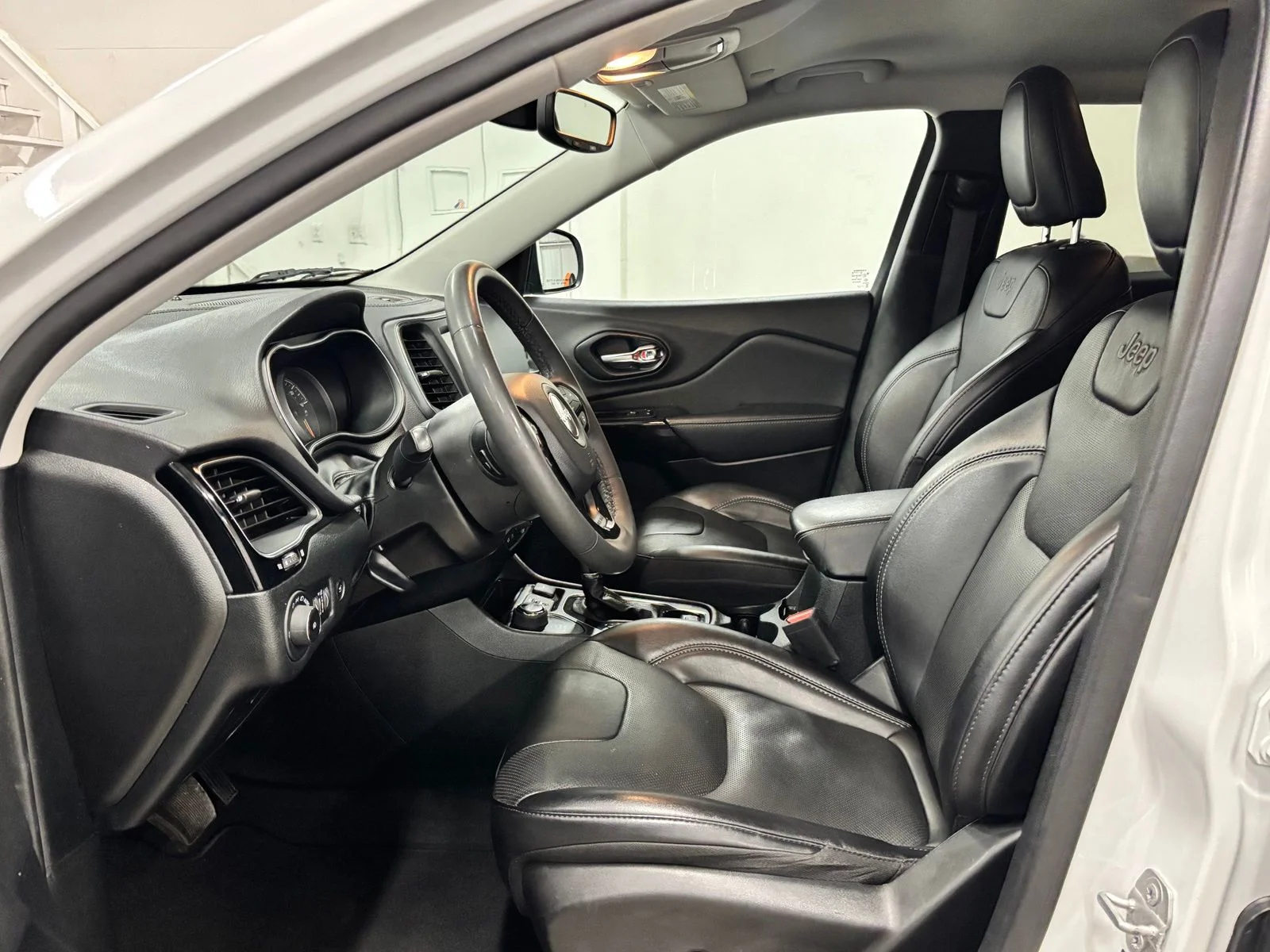 Used 2023 White Jeep Altitude image 16