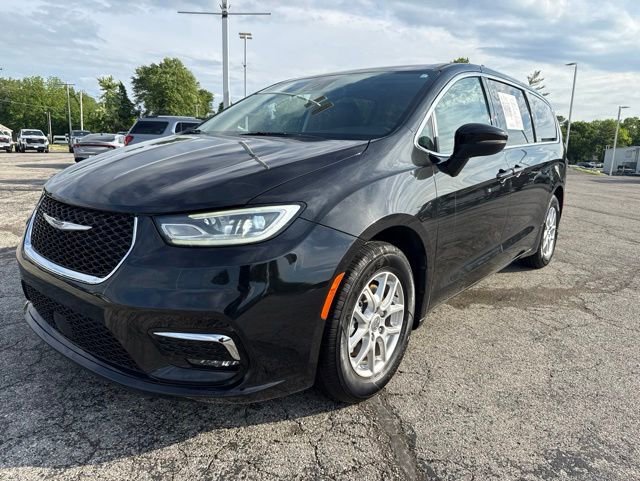 2023 Chrysler Pacifica Touring L's photo