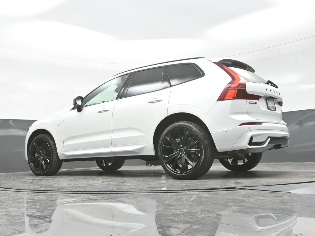 New 2026 Crystal White Volvo T8 Ultra Black Edition image 29