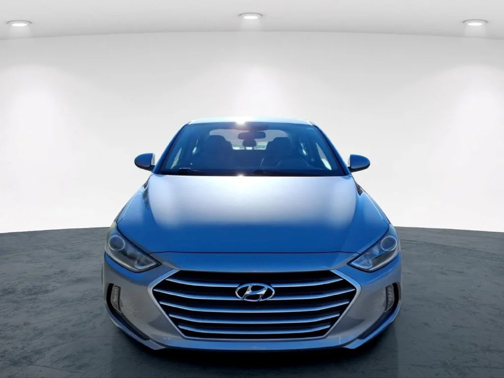 Used 2017 Gray Hyundai SE image 3