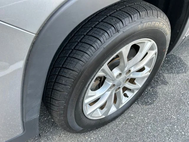 Used 2019 Silver Jeep Latitude image 3