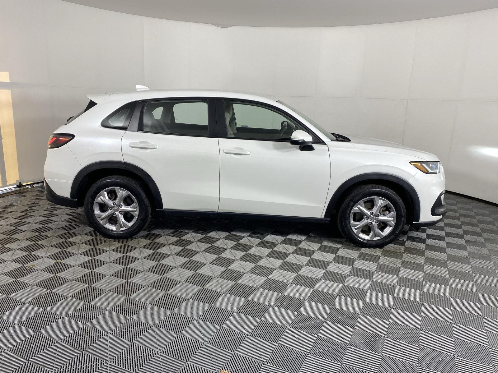 Used 2024 Platinum White Pearl Honda LX image 9