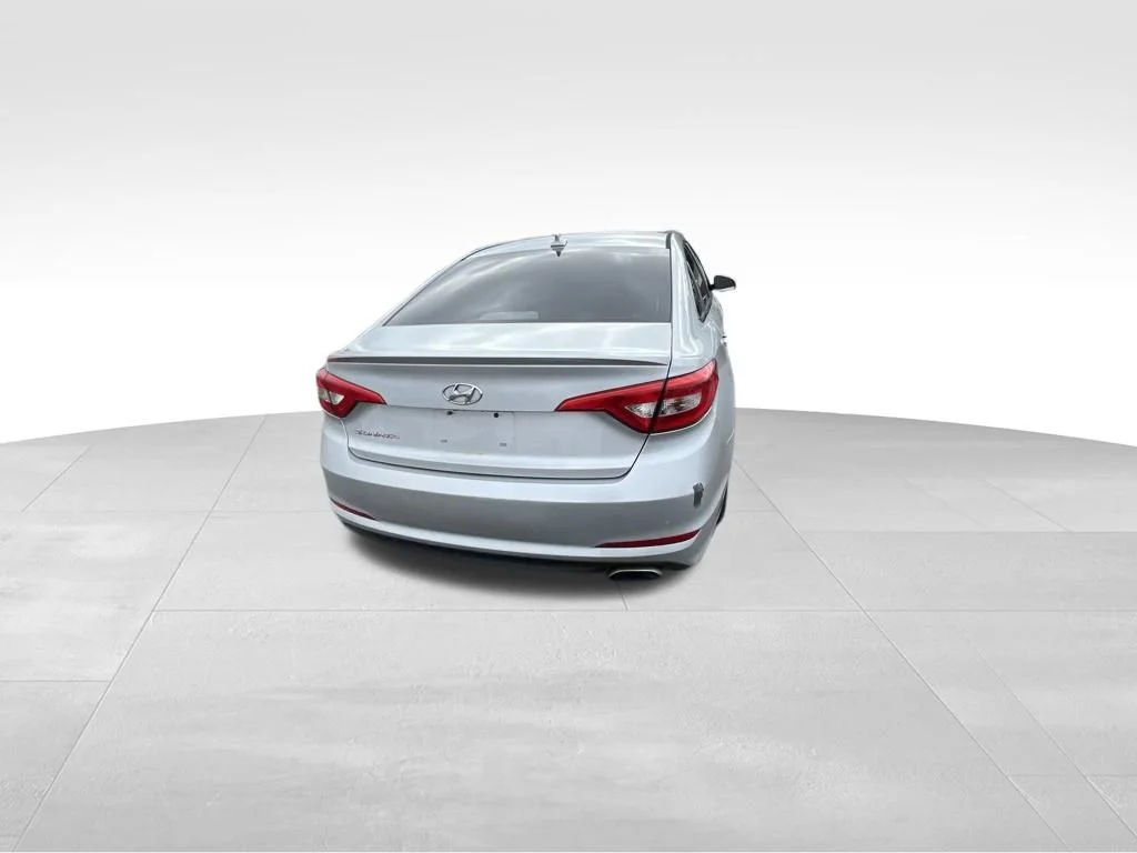 Used 2016 Silver Hyundai SE image 23