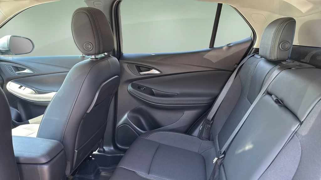 Used 2021  Buick Select image 16