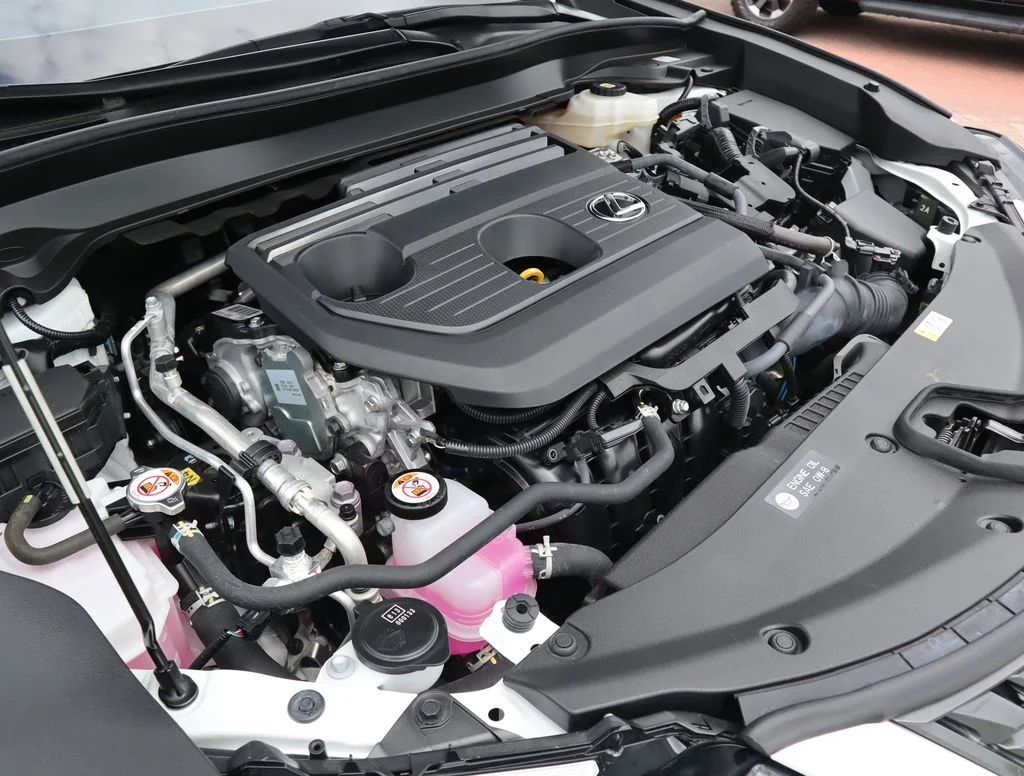 Used 2025 White Lexus 300h image 14