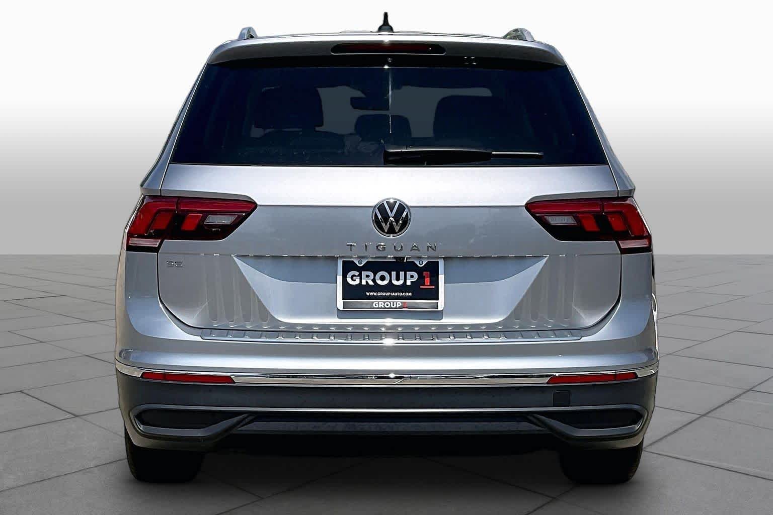 Used 2024 Pyrite Silver Metallic Volkswagen SE image 5