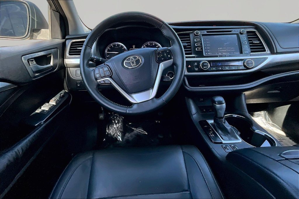 Used 2016 Gray Toyota XLE V6 image 8