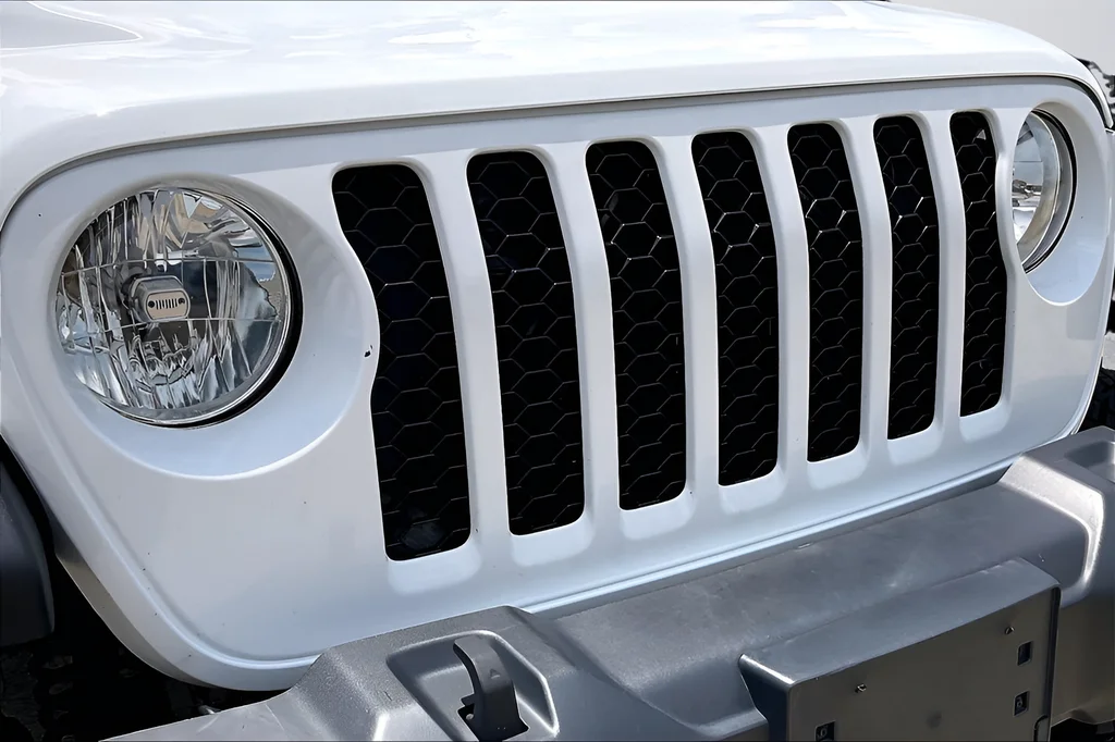 Used 2023 White Jeep Texas Trail image 32