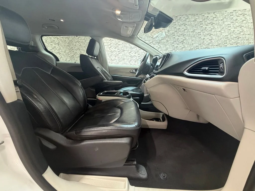 Used 2022 White Chrysler Touring L image 9