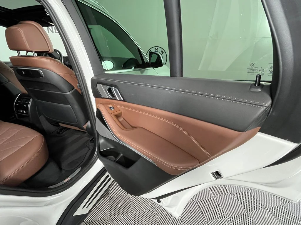 Used 2025 White BMW xDrive40i image 24