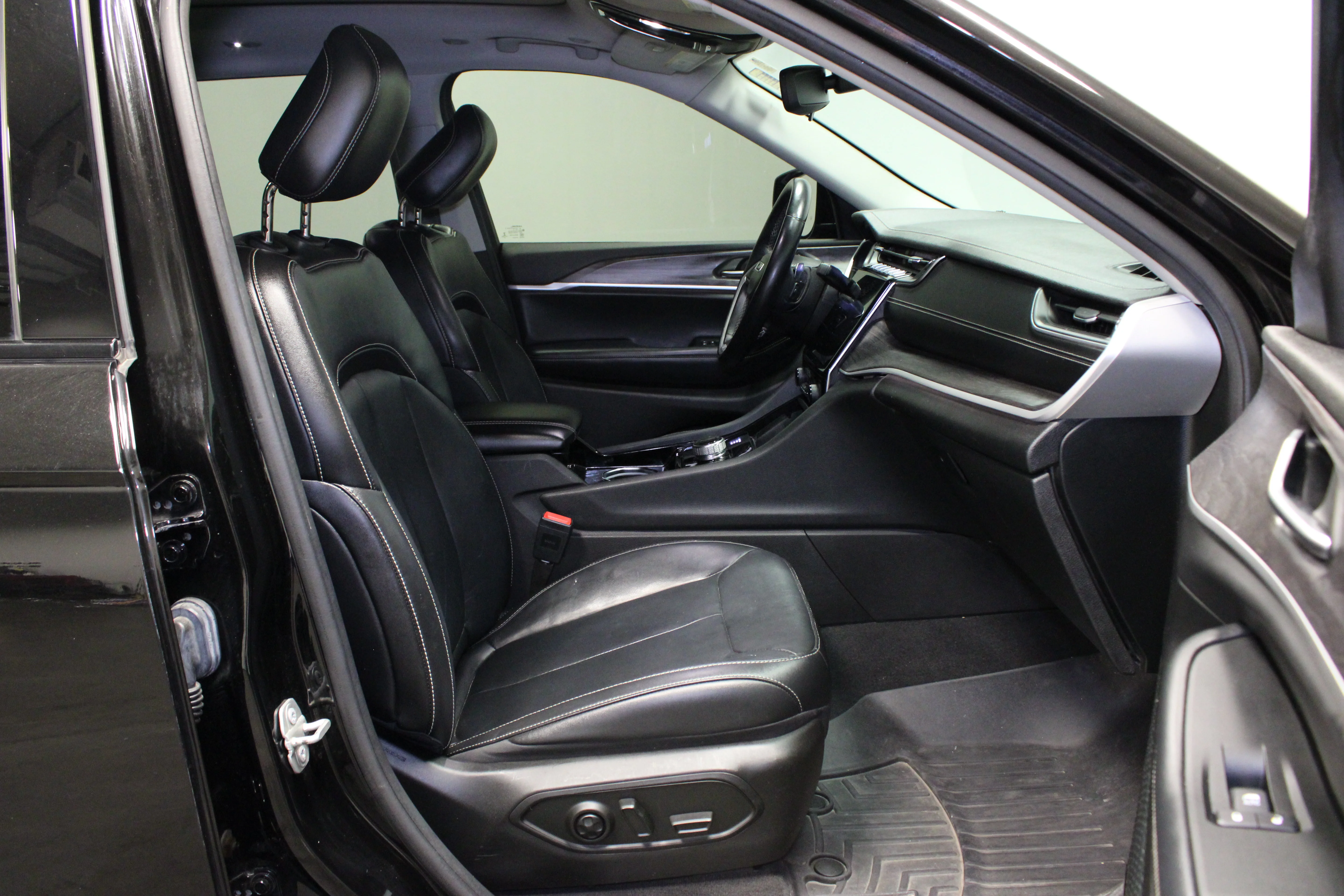 Used 2021 Diamond Black Crystal Pearlcoat Jeep Limited image 14