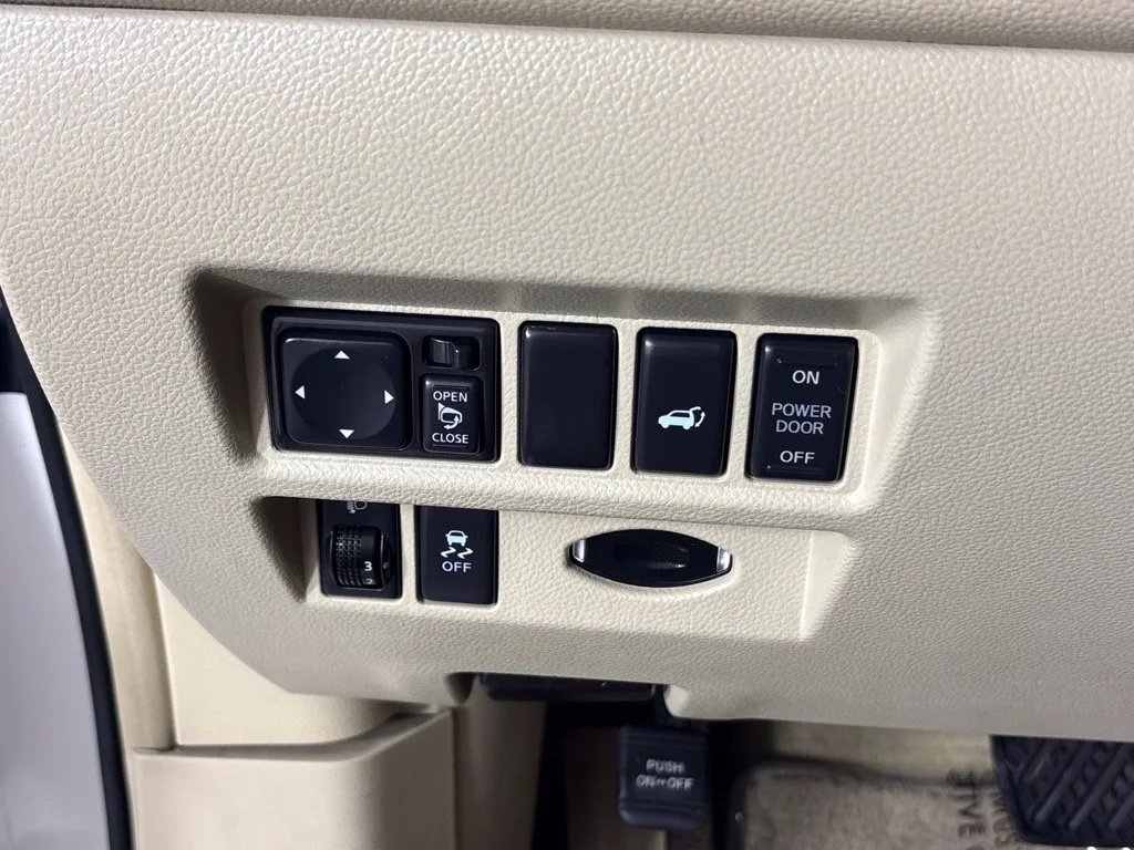 Used 2014 White INFINITI Base image 31