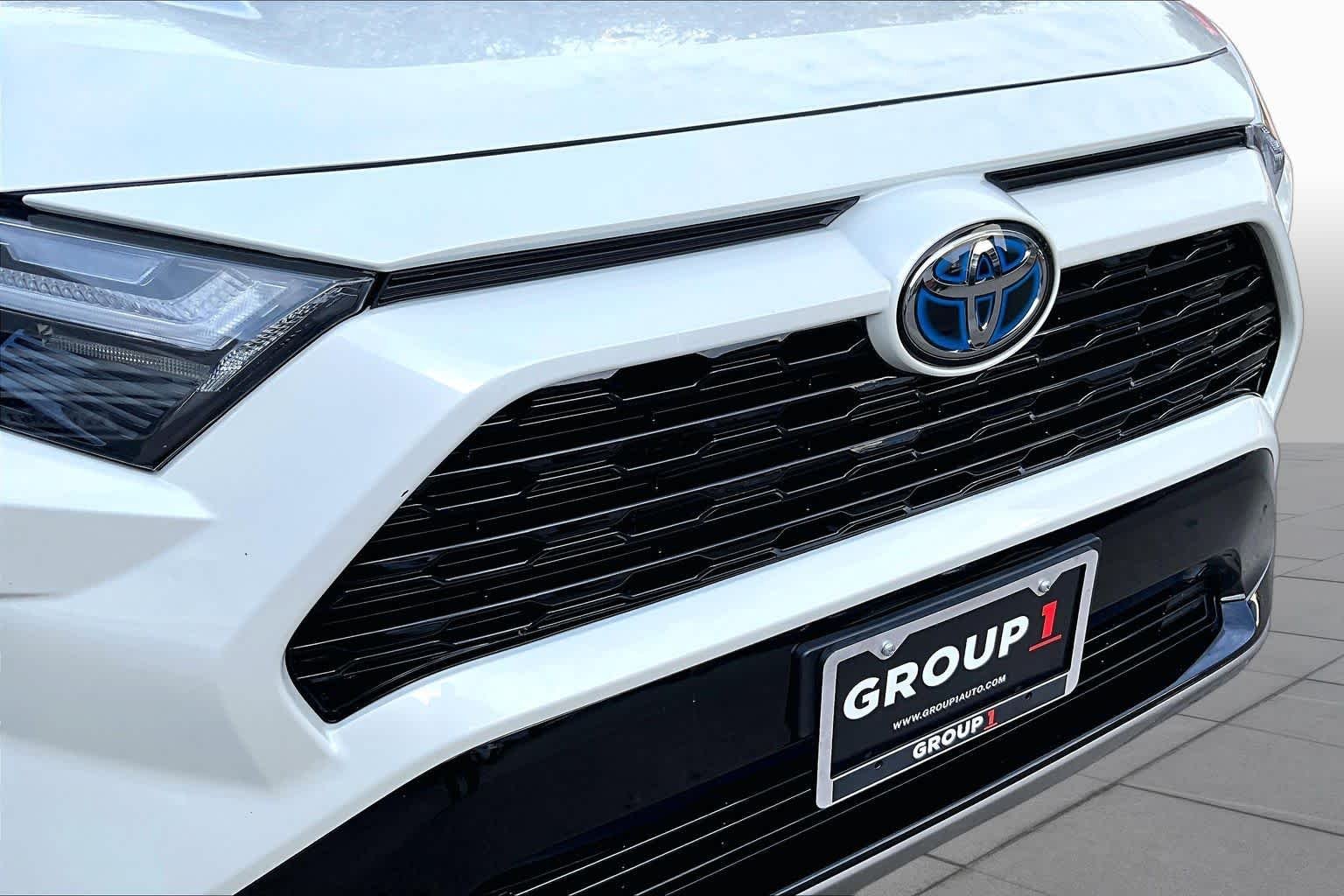 Used 2022 Blizzard Pearl Toyota Hybrid SE image 29