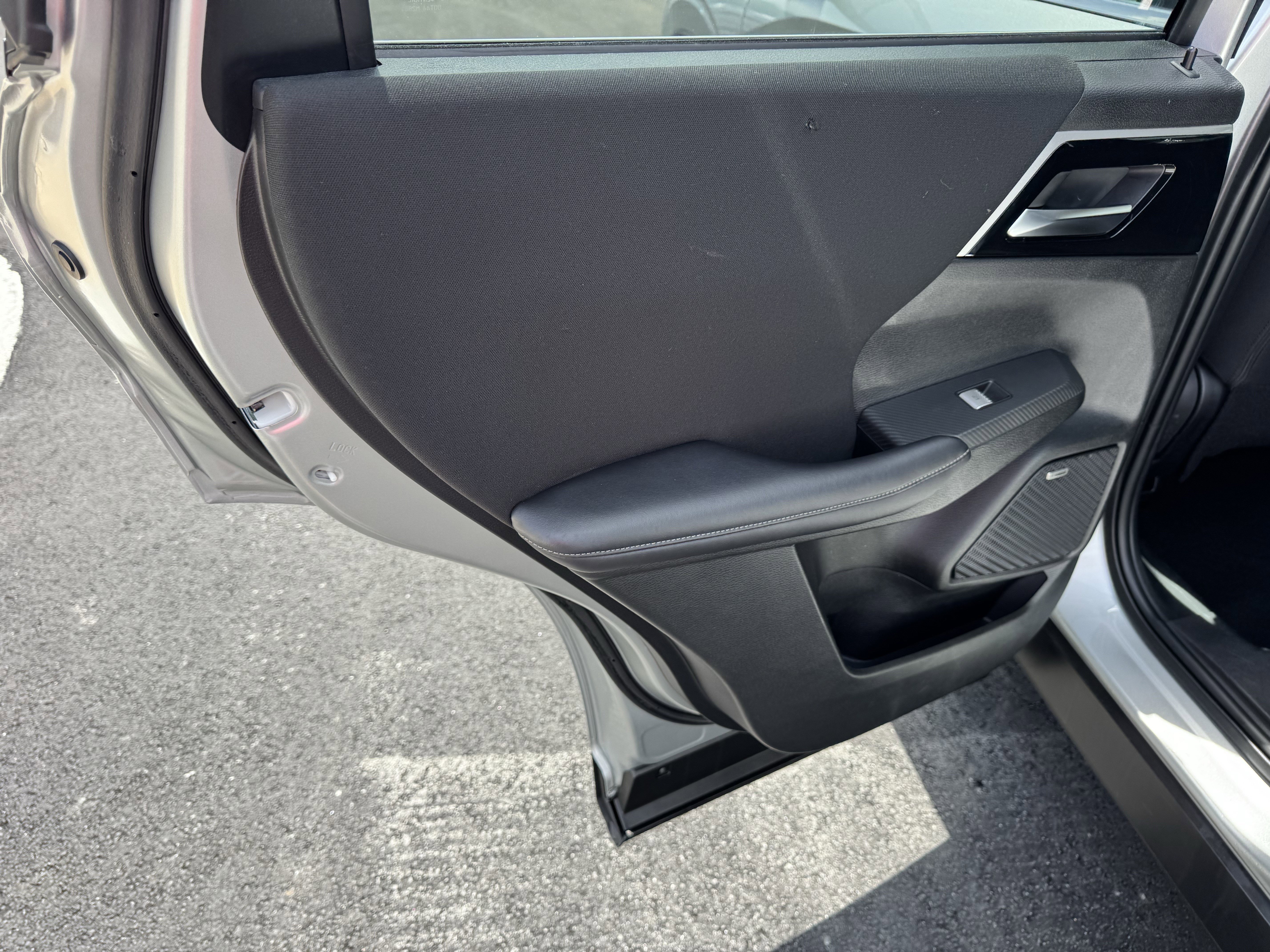 Used 2025  Mitsubishi ES image 21