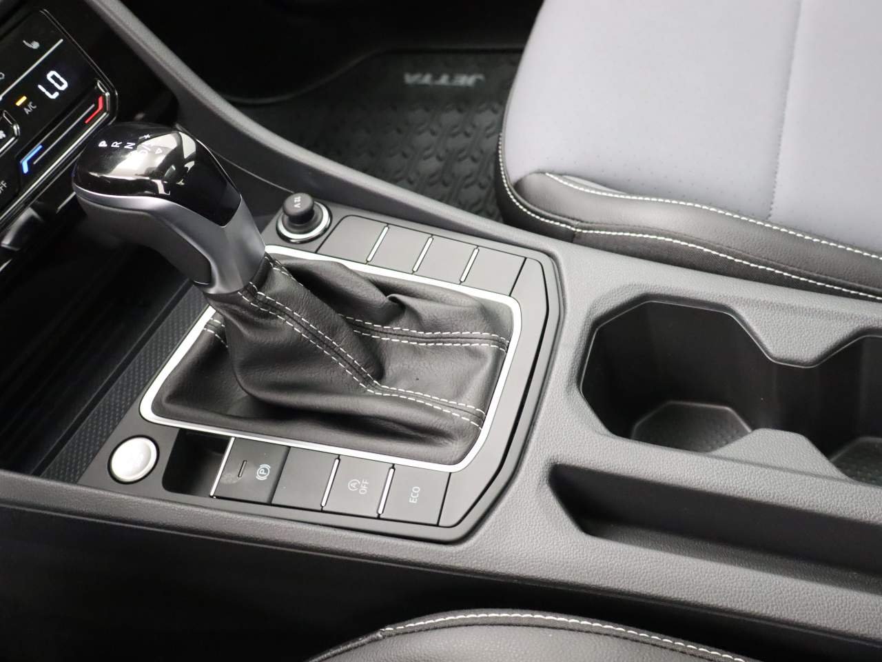 2026 Volkswagen Jetta SE - Photo 8
