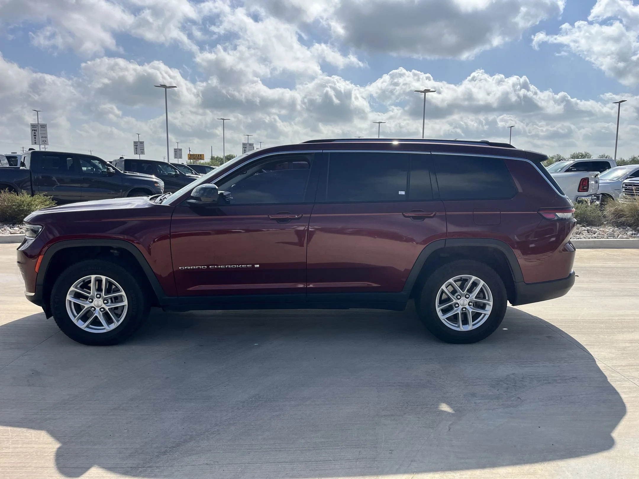 Used 2022 Red Jeep Laredo image 6
