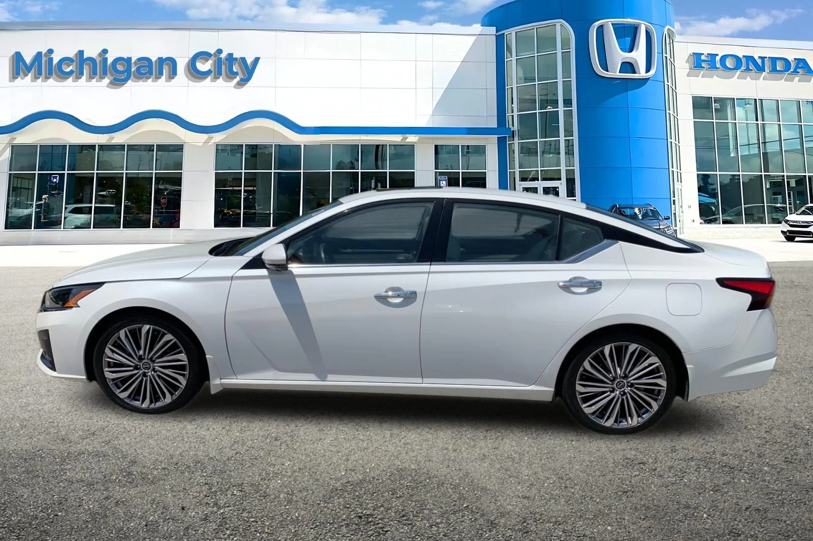 Used 2024 White Nissan 2.5 SL image 2