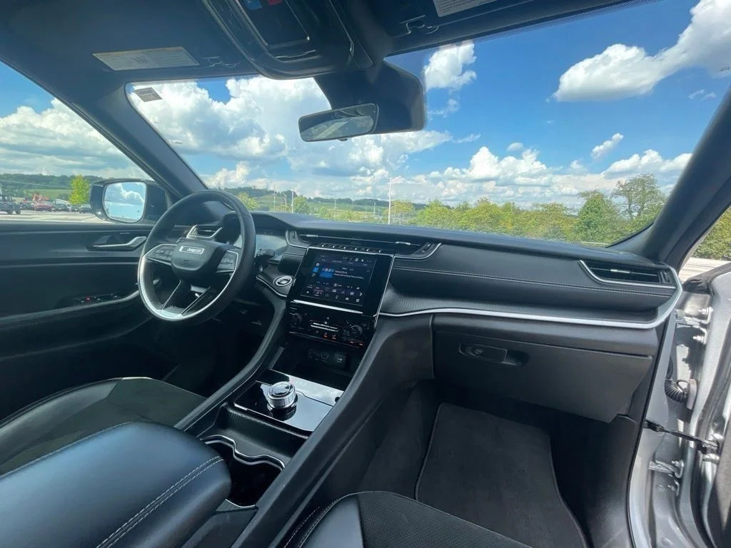 Used 2025 Silver Jeep Altitude image 9