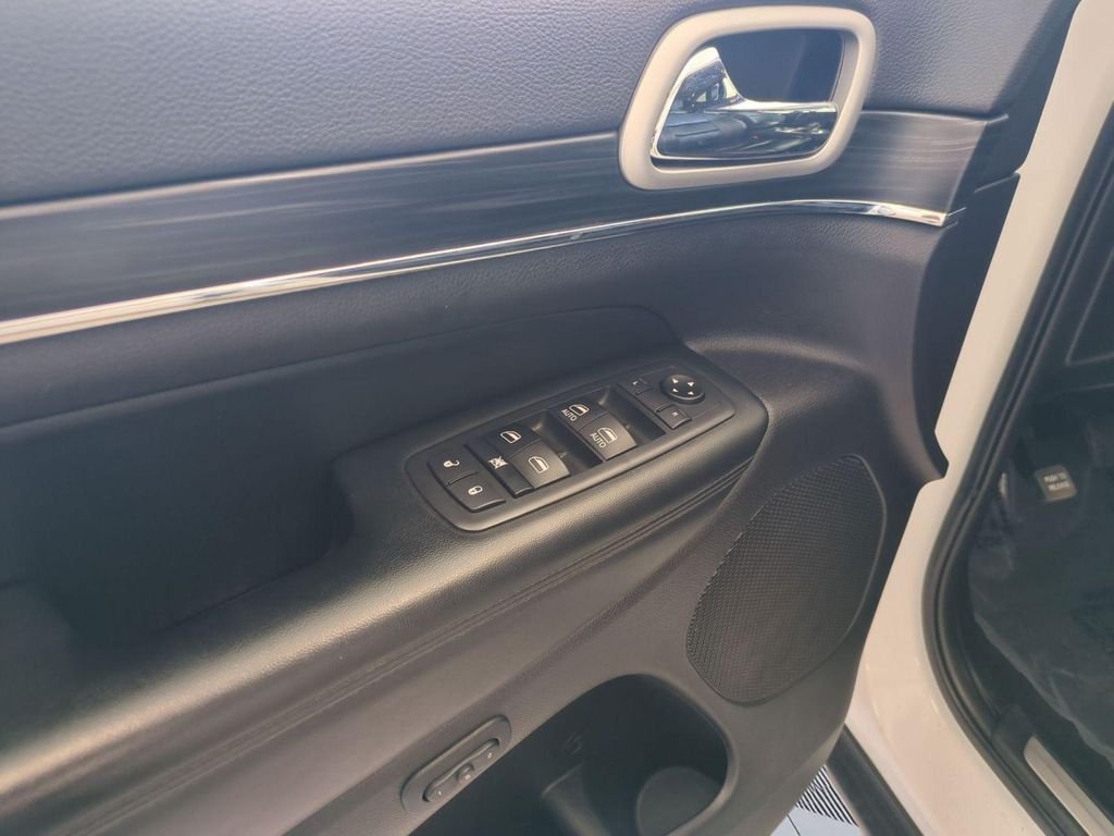 Used 2020 Bright White Clearcoat Jeep Limited image 10