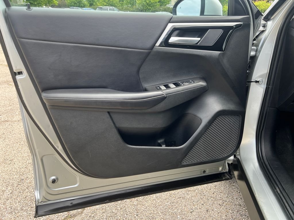 Used 2024  Mitsubishi SE image 11