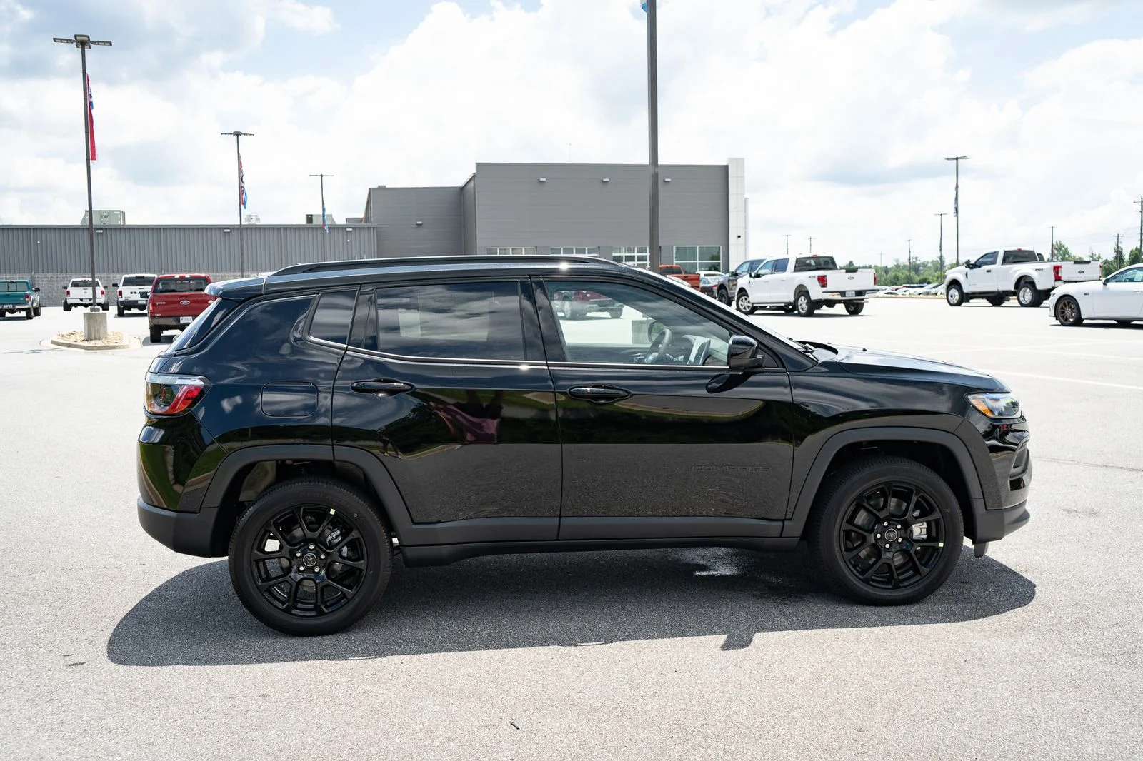 New 2026 Diamond Black Crystal Pearl-Coat Exterior Paint Jeep Latitude image 11