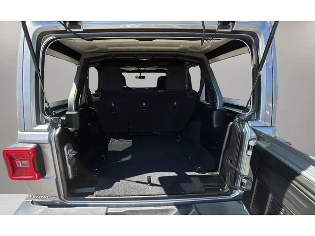 Used 2018 Silver Jeep Sahara 4x4 image 31