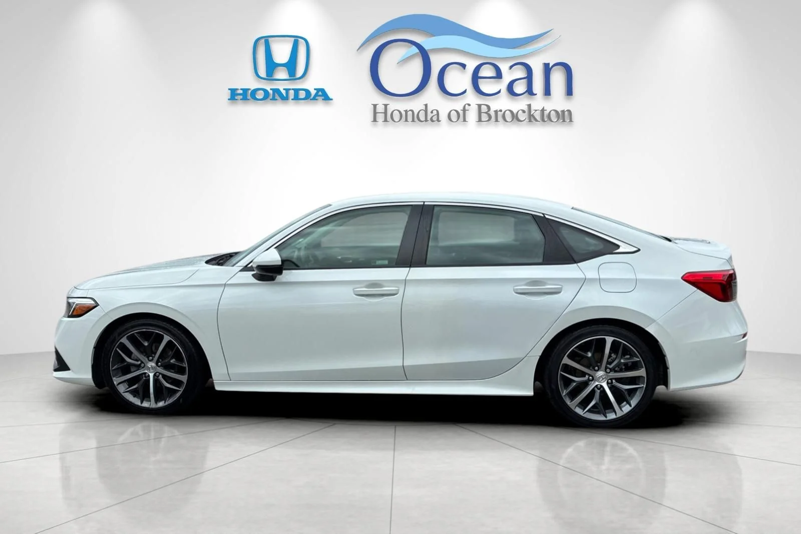 Used 2024 Platinum White Pearl Honda Touring image 6