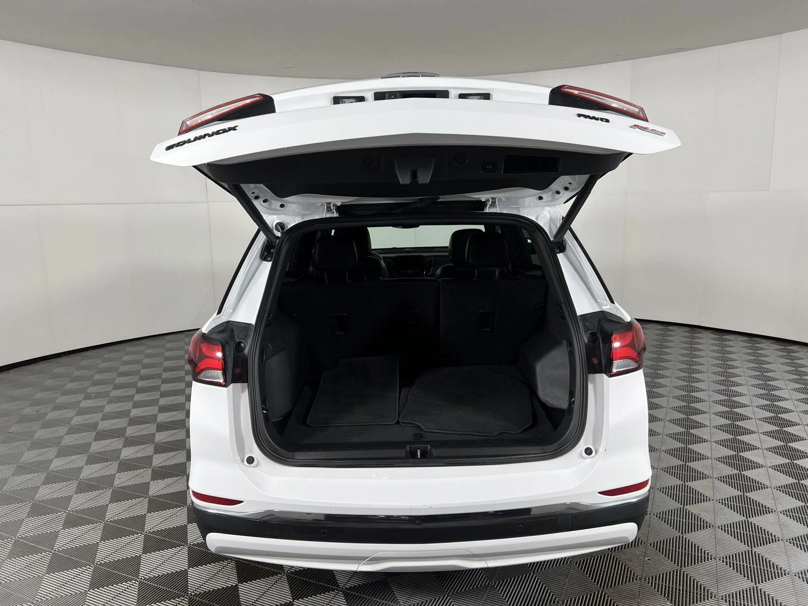Used 2022 Summit White Chevrolet RS image 24