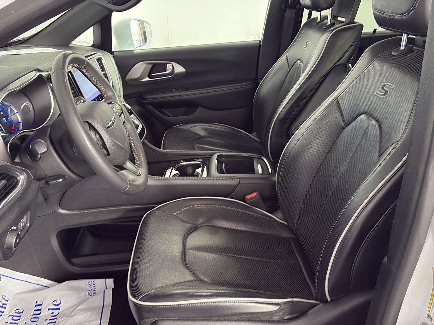 Used 2022 Bright White Clearcoat Chrysler Hybrid Limited image 25
