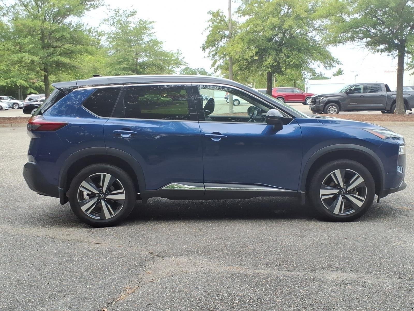 Used 2023 Caspian Blue Metallic/Super Black Nissan SL image 8
