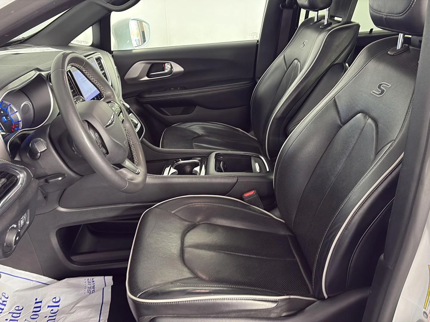 Used 2022 Bright White Clearcoat Chrysler Hybrid Limited image 25