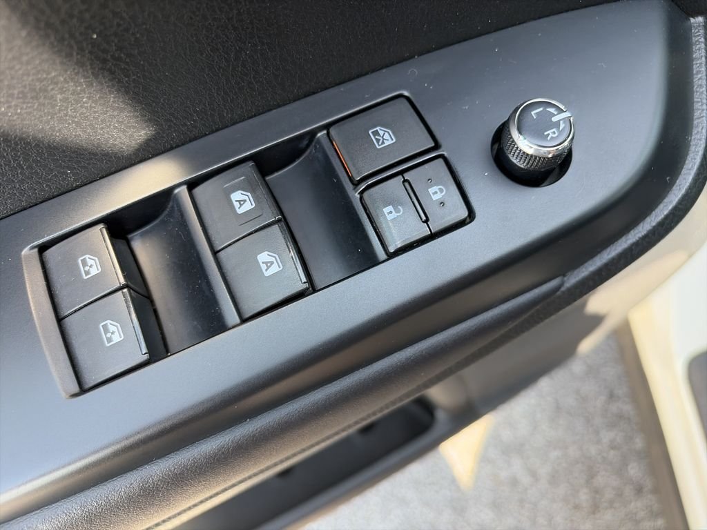 Used 2016 White Toyota XLE V6 image 18