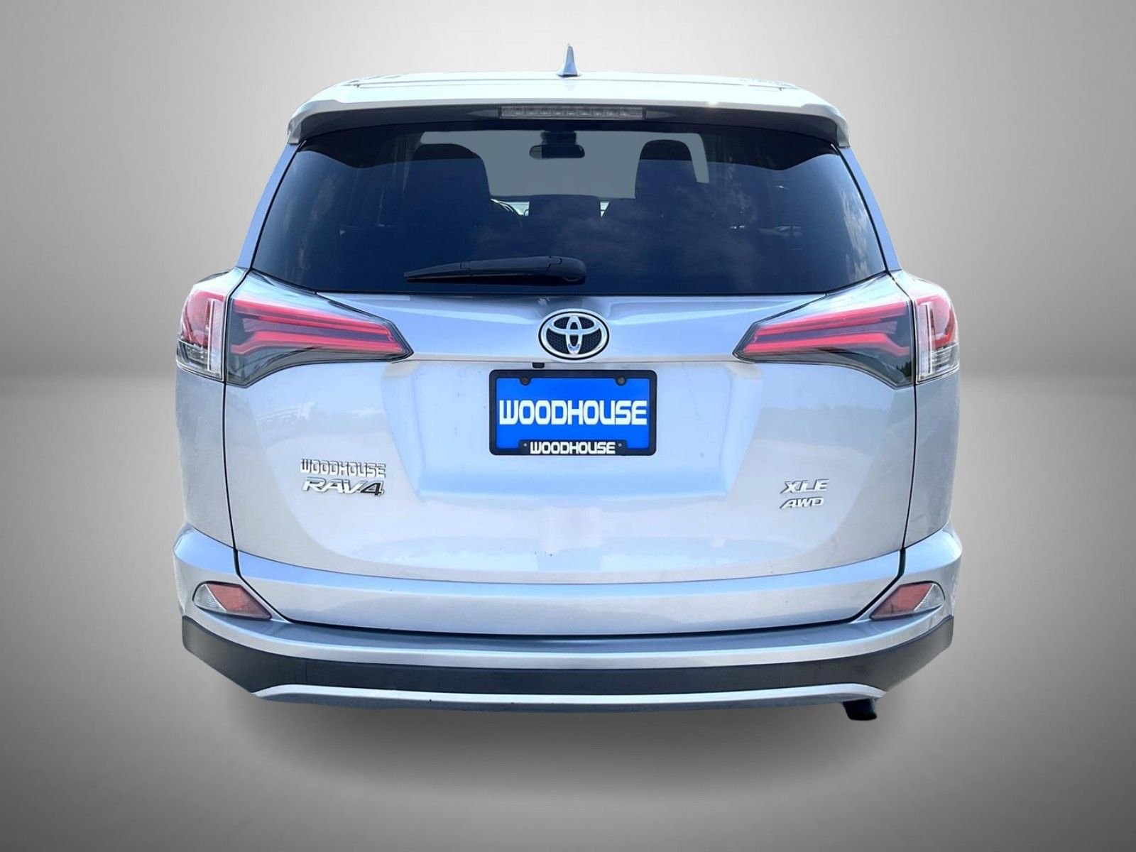 Used 2018 Silver Toyota XLE image 6