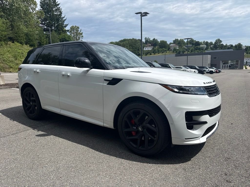 Used 2024 Fuji White Land Rover Dynamic SE image 3