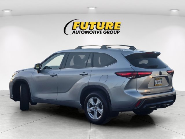 Used 2022 Silver Toyota LE image 6